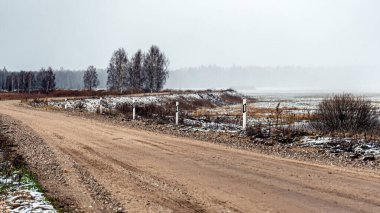 Çayırlı Letonya kış manzarası, yaklaşan kar yağışı, Silzemnieku çayırları, Burtnieku Gölü, Letonya