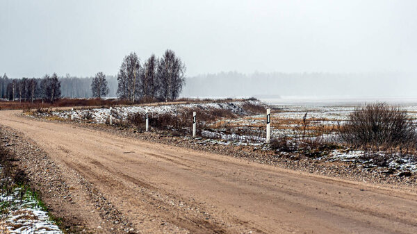 латышский зимний пейзаж с лугом, приближающийся снегопад, луга Сильземниеку, озеро Буртниеку, Латвия