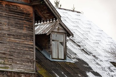 Eski, terk edilmiş taş bina ve çeşitli ev detayları, Letonya