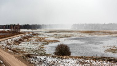 Çayırlı Letonya kış manzarası, yaklaşan kar yağışı, Silzemnieku çayırları, Burtnieku Gölü, Letonya