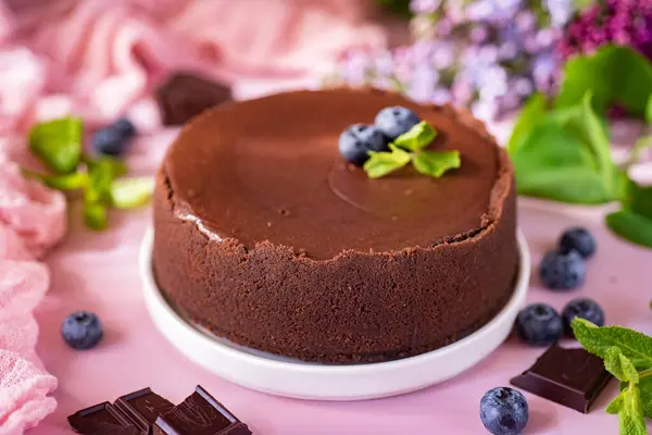 Tatlı olarak lezzetli çikolatalı cheesecake, pembe arka planda..