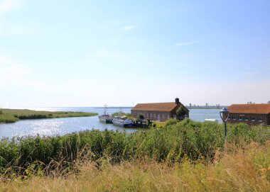 14 Ağustos 2022 - Karnin, Almanya 'da Kullanım Alanı: Baltık Denizi yakınlarındaki Küçük Gümrük Gemisi