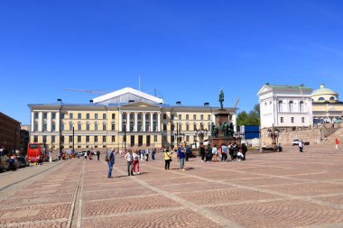 25 Mayıs 2022 - Finlandiya 'da Helsinki: Senato Meydanı' nda II. Alexander 'ın bahçesi ve heykeli