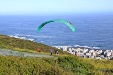 24 Eylül 2022 - Güney Afrika Cape Town: Capetown sinyal tepesinden ayrılan paragliderler