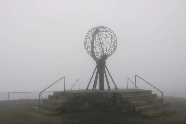 Symbol Nordkapp North Cape Globe Zamlžený Den — Stock fotografie