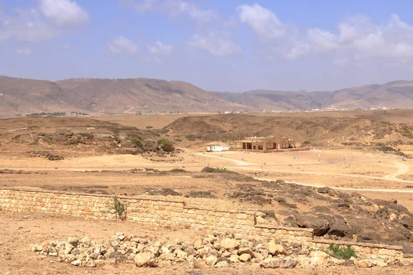オマーンのSalalah近くの古代都市Khor Roriの遺跡を持つSumhuram考古学公園の近くの風景 — ストック写真
