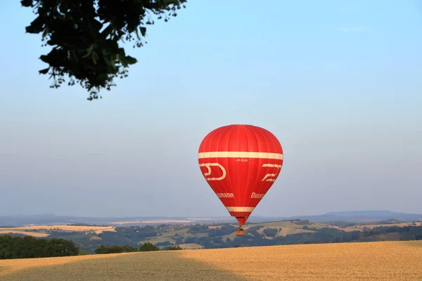 Julho 2022 Saxônia Alemanha Balão Quente Vermelho Está Pousando Frente — Fotografia de Stock