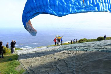24 Eylül 2022 - Güney Afrika Cape Town: Capetown sinyal tepesinden ayrılan paragliderler