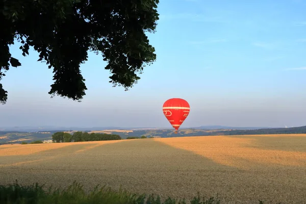 2022年7月7日 ドイツ ザクセン州 ドイツ ザクセン スイスの前に赤い熱気球が着陸 — ストック写真