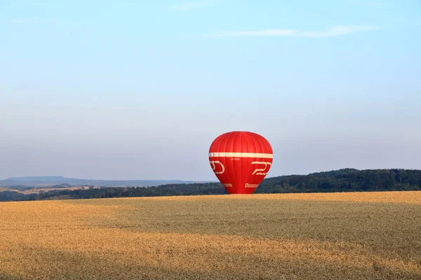 Lipca 2022 Saksonia Niemcy Przed Saksońską Szwajcarią Ląduje Czerwony Balon — Zdjęcie stockowe