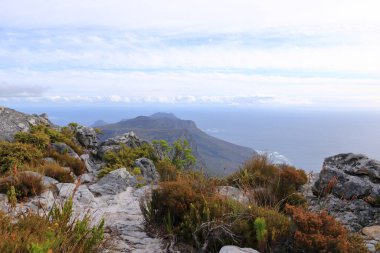 Akşam ışığında Masa Dağı 'nın arka yamaçlarının genel görüntüsü. Güney Afrika 'daki Cape Town.