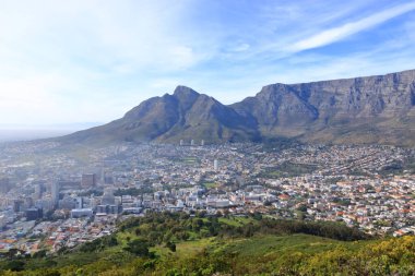 Güney Afrika 'daki Sinyal Tepesi tarafından yakalanan Cape Town şehrine bakın.