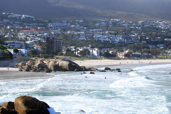 Güney Afrika, Cape Town 'daki Kamp Koyu Sahili' nde sörfçüler.