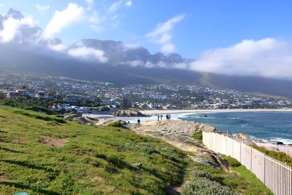 Camps Bay Beach Suosittu Matkailukohde Kapkaupungissa Etelä Afrikassa — kuvapankkivalokuva