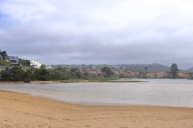 27 Eylül 2022 - Güney Afrika 'daki Plettenberg Körfezi: Beacon Adası Oteli yakınlarındaki Plettenberg Körfezi sahillerinde tatil yapanlar