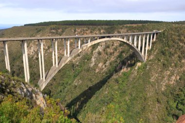 Güney Afrika 'daki Garden Route' daki Bloukrans Nehri Köprüsü 'nün güzel manzarası. Dünyanın en yüksek bungee jumping noktası