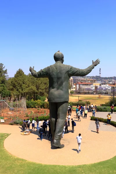 2022 Szeptember Pretoria Dél Afrikában Emberek Nelson Mandela Szobor Körül — Stock Fotó