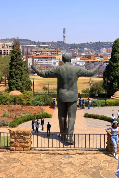 2022 Szeptember Pretoria Dél Afrikában Emberek Nelson Mandela Szobor Körül — Stock Fotó