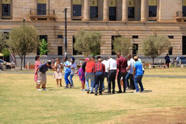 29 Eylül 2022 - Güney Afrika 'da Pretoria: Kilise Meydanı, Gündüzleri insanlar, şehrin merkezindeki çimlerin üzerinde yürüyor veya dinleniyorlar