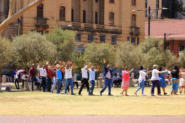 29 Eylül 2022 - Güney Afrika 'da Pretoria: Kilise Meydanı, Gündüzleri insanlar, şehrin merkezindeki çimlerin üzerinde yürüyor veya dinleniyorlar