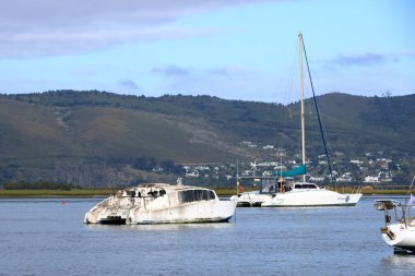 Knysna Gölü 'ndeki tekneler Knysna Tepeleri' ne, Güney Afrika 'daki Bahçe Yolu' na bakıyor.