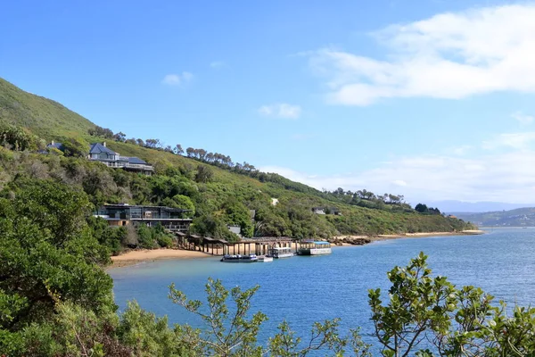 Güzel bir yaz sabahı Knysna Heads sahil şeridi manzarası, Güney Afrika 'da Knysna