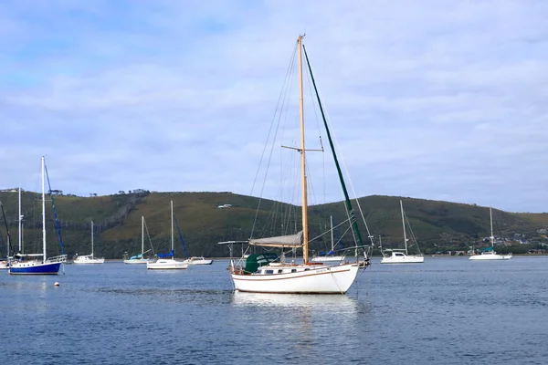 Knysna Gölü 'ndeki tekneler Knysna Tepeleri' ne, Güney Afrika 'daki Bahçe Yolu' na bakıyor.