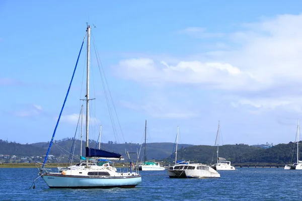 Knysna Gölü 'ndeki tekneler Knysna Tepeleri' ne, Güney Afrika 'daki Bahçe Yolu' na bakıyor.