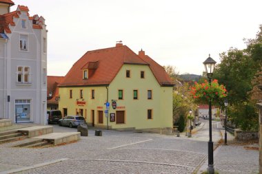 23 Ekim 2022 - Almanya 'da Dippoldiswalde: Küçük bir Doğu Alman kasabasının sevimli bir şekilde yenilenmiş eski kasabası