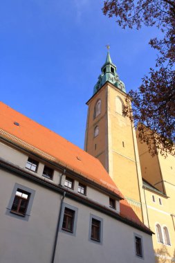 30 Ekim 2022 - Almanya 'da Freiberg, Saksonya: Bir Pazar günü öğleden sonra Freiberg Pazarı civarındaki bölge