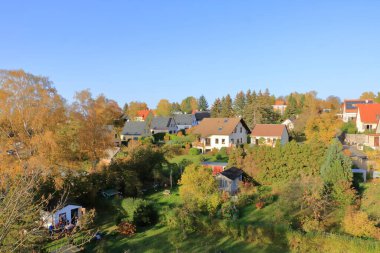 30 Ekim 2022 - Almanya 'da Freiberg, Saksonya: Bir Pazar günü öğleden sonra Freiberg Pazarı civarındaki bölge