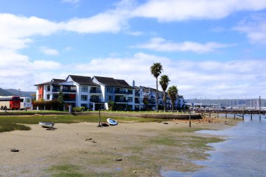 27 Eylül 2022 - Güney Afrika 'da Knysna Bahçe Yolu' nda Knysna Limanı