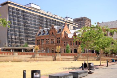 29 Eylül 2022 - Güney Afrika 'da Pretoria: Kilise Meydanı, Gündüzleri insanlar, şehrin merkezindeki çimlerin üzerinde yürüyor veya dinleniyorlar