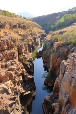 30 Eylül 2022 - Güney Afrika 'da Mpumalanga Bölgesi: İnsanlar Blyde Nehri Kanyonu bölgesinde yer alan Bourke' un Şans Çukurları 'nın, jeolojik oluşumunun tadını çıkarıyor