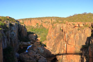 30 Eylül 2022 - Güney Afrika 'da Mpumalanga Bölgesi: İnsanlar Blyde Nehri Kanyonu bölgesinde yer alan Bourke' un Şans Çukurları 'nın, jeolojik oluşumunun tadını çıkarıyor