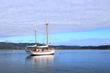 Knysna Gölü 'ndeki tekneler Knysna Tepeleri' ne, Güney Afrika 'daki Bahçe Yolu' na bakıyor.