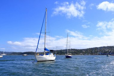 Knysna Gölü 'ndeki tekneler Knysna Tepeleri' ne, Güney Afrika 'daki Bahçe Yolu' na bakıyor.