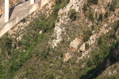 28 Eylül 2022 - Güney Afrika 'daki Bloukrans Köprüsü: Kimliği belirsiz bir bungee jumper, Bloukrans Köprüsü' nde dünyanın en yüksek ticari bungee jumping 'inde 216 metrede, Afrika' nın en yüksek köprüsü olan