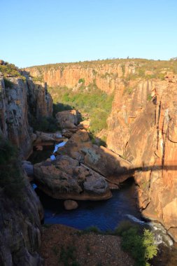 30 Eylül 2022 - Güney Afrika 'da Mpumalanga Bölgesi: İnsanlar Blyde Nehri Kanyonu bölgesinde yer alan Bourke' un Şans Çukurları 'nın, jeolojik oluşumunun tadını çıkarıyor