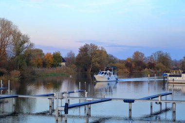 12 Kasım 2022 - Almanya 'nın Brandenburg kentinde Werder / Havel: Sonbaharda kentin limanında tekneler