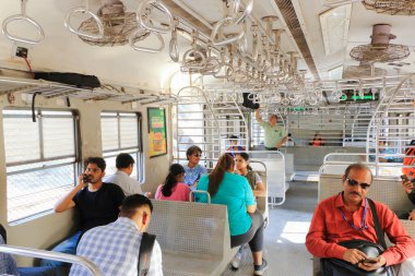 21 Aralık 2022 - Mumbai, Maharashtra, Hindistan: Yerel trenin içi. Arabanın içinde çelik korkuluklar var.