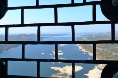 Hindistan 'ın Gujarat kentinde bulunan Sardar Sarovar Barajı olarak da adlandırılan Narmada Barajı' ndaki birleşme heykeli dünyanın en yüksek heykeli olan Gora Köprüsü 'nden görüldü.