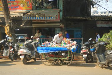 21 Aralık 2022 - Hindistan 'da Mumbai, Maharashtra: Kasabada insanlar günlük yaşamlarını sürdürüyor
