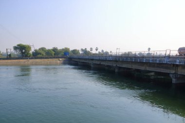 24 Aralık 2022 - Hindistan 'da Khandiwada, Gujarat: Narmada Kanalı' nda Su Akışı