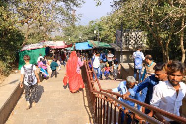 24 Aralık 2022 - Pavagad, Gujarat Hindistan: Pavagadh Tapınağında koşuşturma ve koşuşturma