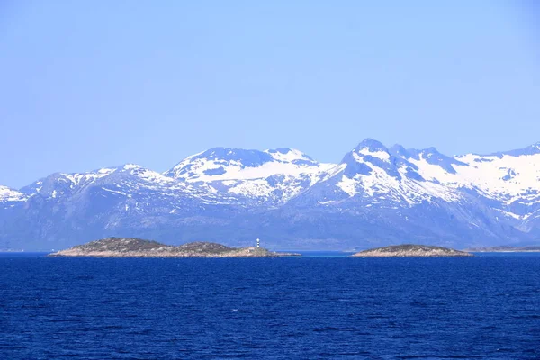 从船上看到的挪威罗浮敦岛上的山脉和峡湾 — 图库照片