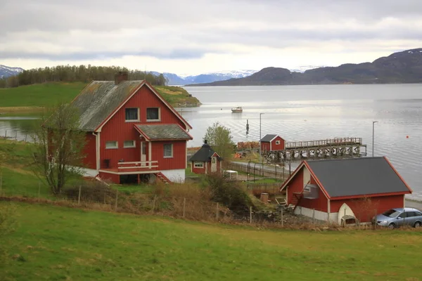 挪威北部夏季景观在北极圈后面 有绿色的山丘 湖泊和挪威芬马克北角附近的房屋 — 图库照片