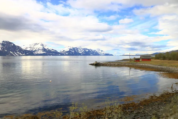 북극권내에 한계선 노르웨이인의 호수와 노르드 노르웨이 핀마르크 — 스톡 사진