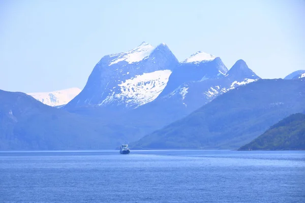 Maio 2022 Lodingen Lofoten Noruega Ferry Marítimo Norueguês Perto Lodingen — Fotografia de Stock