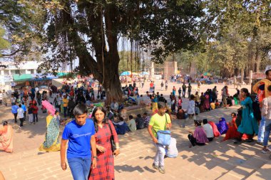 24 Aralık 2022 - Pavagad, Gujarat Hindistan: Pavagadh Tapınağında koşuşturma ve koşuşturma